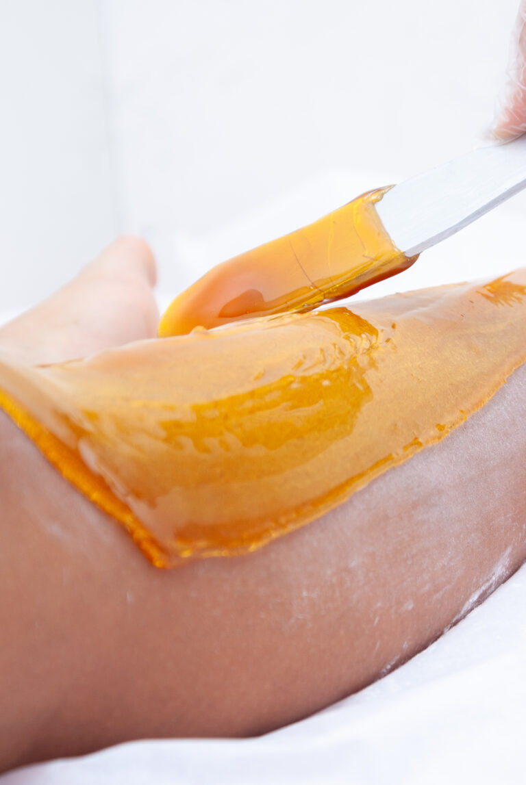 Depilação a Cera - Pele Lisa, Toque Suave!   Diga adeus aos pelos indesejados e sinta a maciez de uma pele lisa por mais tempo! Nossa depilação a cera remove os pelos desde a raiz, garantindo um resultado duradouro, menos agressivo e com uma sensação incrível de frescor. Cuidamos de cada detalhe para que sua experiência seja confortável e eficaz.