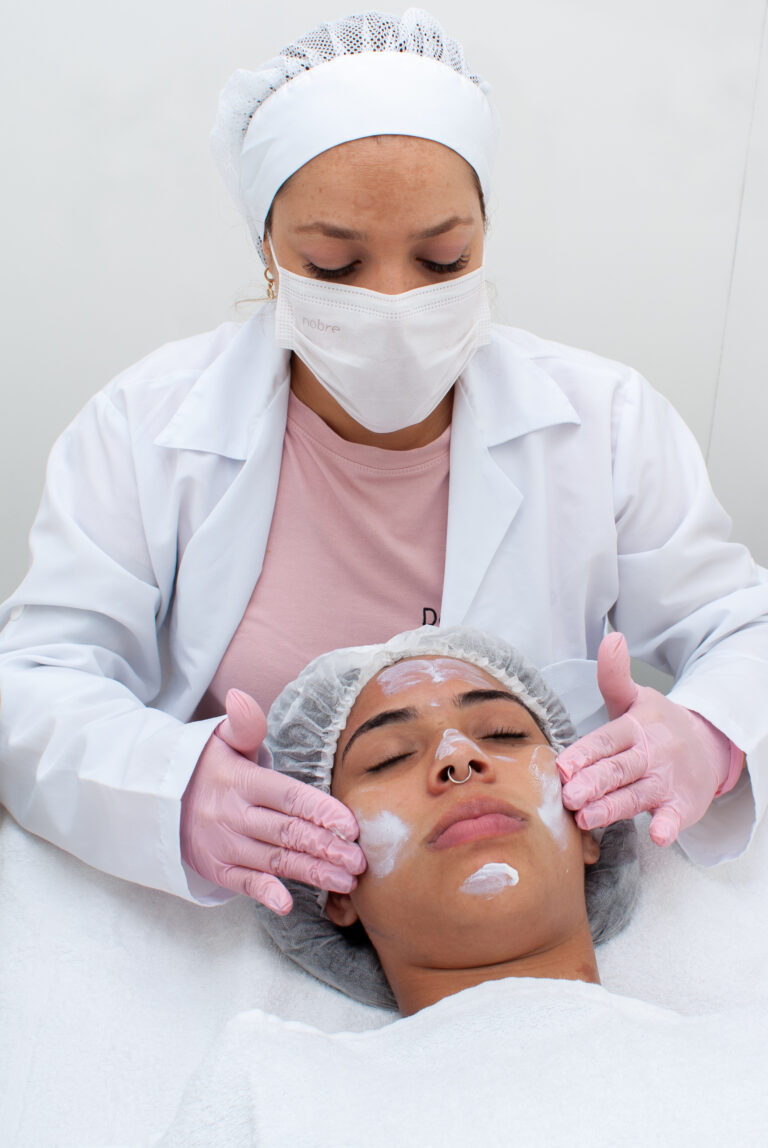 Limpeza de Pele - Frescor, Viço e Renovação!    Sua pele merece um cuidado especial! Nossa limpeza de pele remove impurezas, controla a oleosidade e revitaliza, deixando seu rosto mais fresco, suave e iluminado. Um verdadeiro detox para renovar sua abeleza e bem-estar.  Agende seu momento e sinta sua pele respirar!