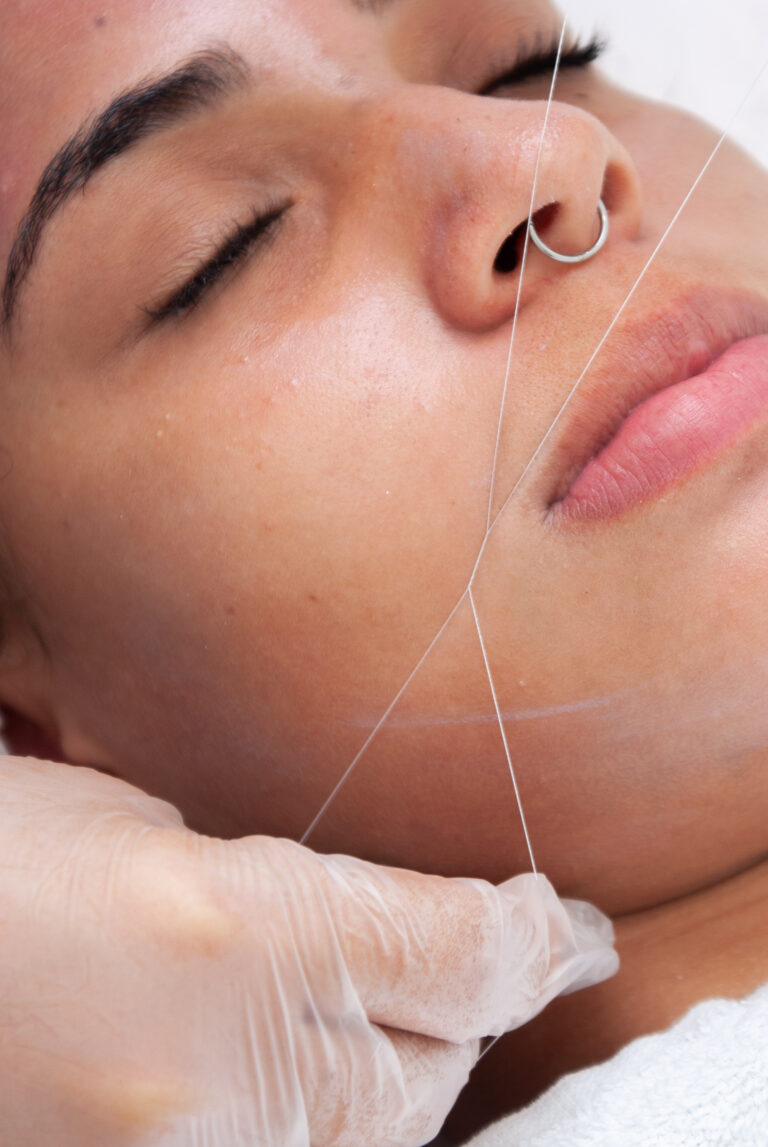 Depilação a Linha - Precisão, Suavidade e Beleza Natural!    Uma técnica perfeita para quem busca uma depilação precisa, eficiente e com acabamento impecável! A depilação a linha remove os pelos desde a raiz, reduzindo o crescimento e proporcionando uma pele lisa, livre de produtos reduzindo assim o risco de irritações. Ideal para áreas sensíveis, como rosto e sobrancelhas, essa técnica realça sua beleza com precisão e cuidado. Experimente e sinta a diferença!